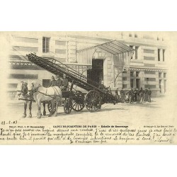 Reproduction de carte postale ancienne Collection Cartes d'Autrefois Sapeurs-Pompiers de Paris échelle de sauvetage