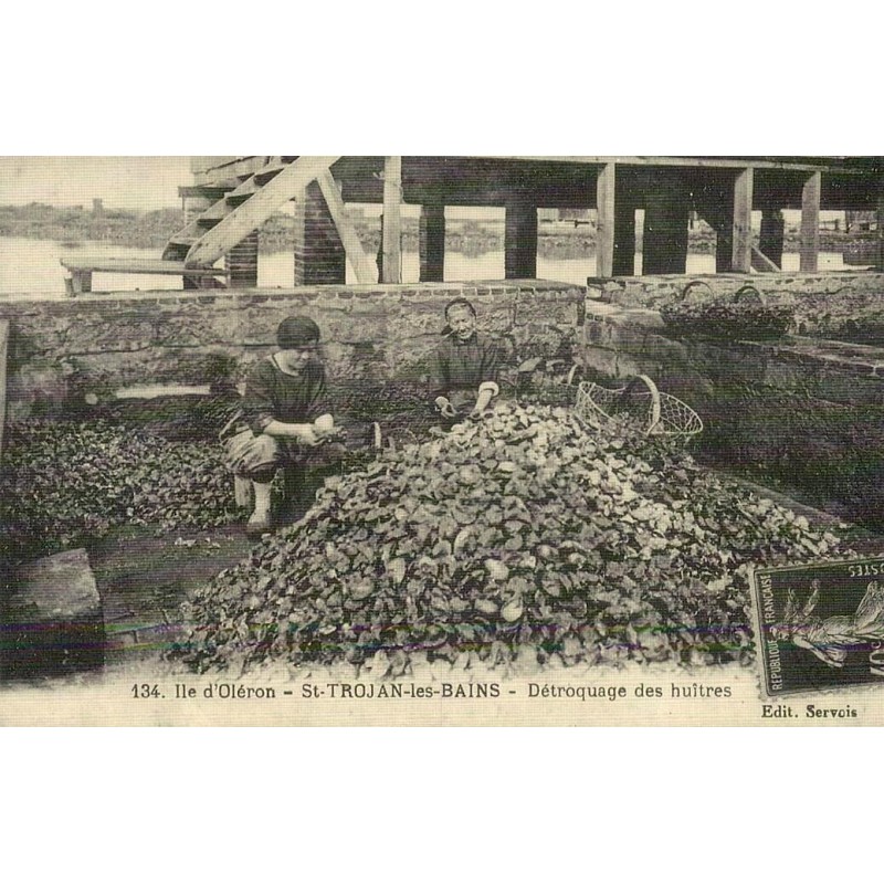 Reproduction de carte postale ancienne Collection Cartes d'Autrefois Saint-Trojan-les-Bains détroquage des huîtres île d’Oléron