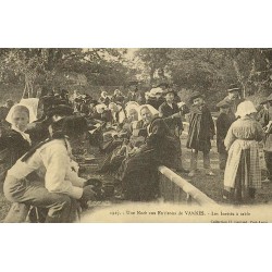 Reproduction de carte postale ancienne Collection Cartes d'Autrefois noce aux environs de Vannes invités à table Morbihan