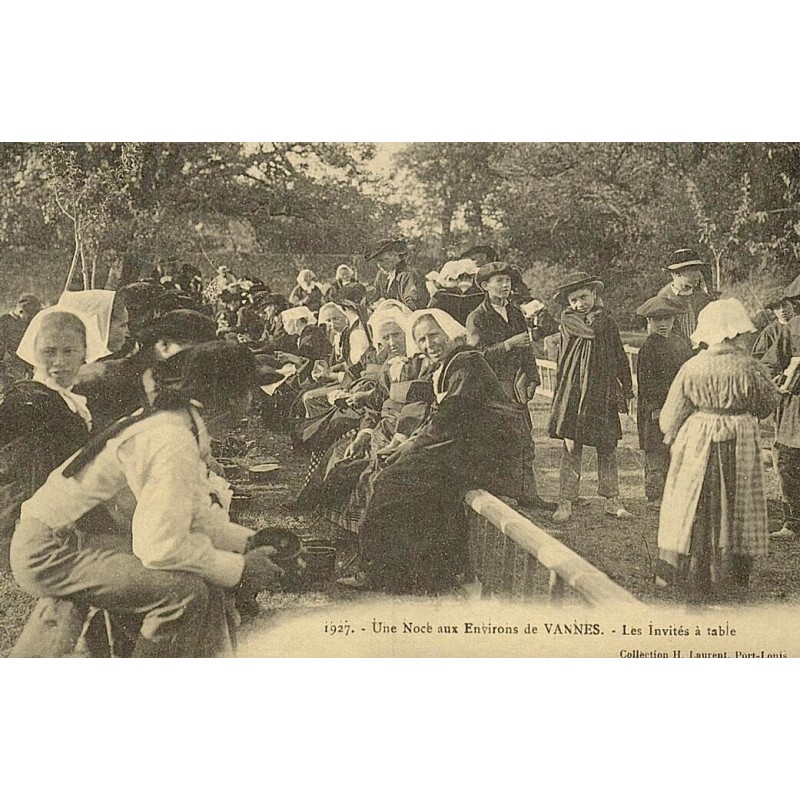 Reproduction de carte postale ancienne Collection Cartes d'Autrefois noce aux environs de Vannes invités à table Morbihan