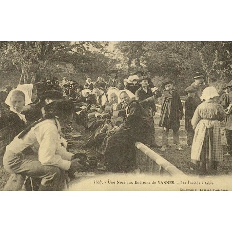 Reproduction de carte postale ancienne Collection Cartes d'Autrefois noce aux environs de Vannes invités à table Morbihan