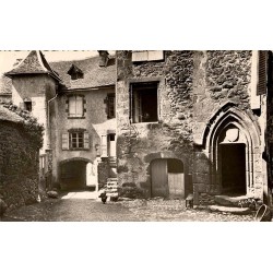 Carte postale ancienne de Salers rue des Templiers avec vieilles demeures en pierre