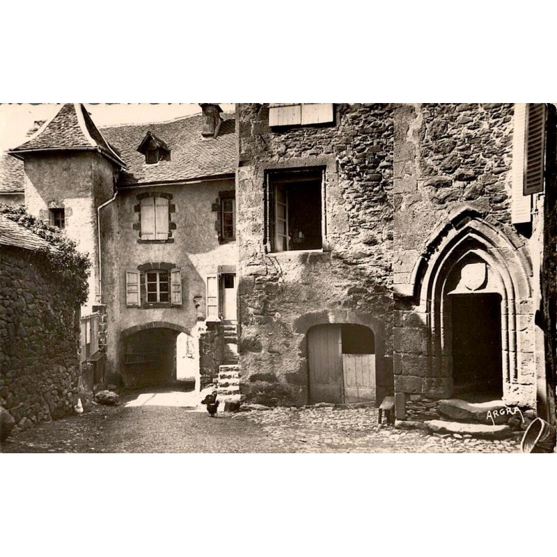 Carte postale ancienne de Salers rue des Templiers avec vieilles demeures en pierre