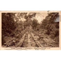 Carte postale ancienne du Baphuon à Angkor montrant le pont-chaussée d’accès à la façade orientale du temple khmer