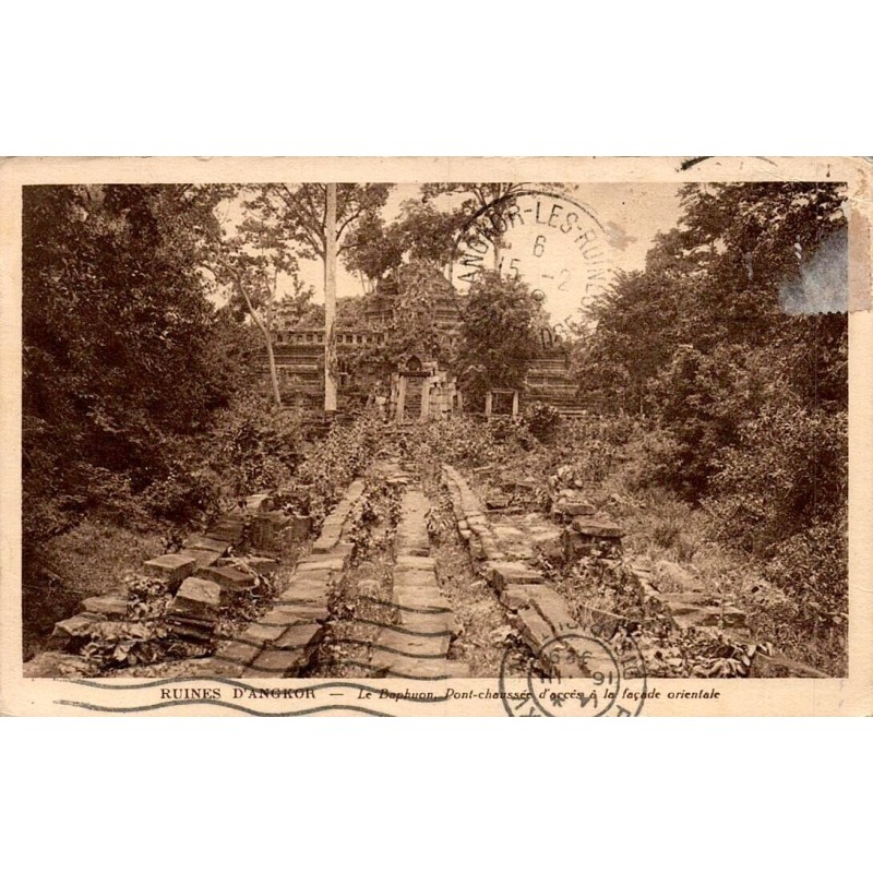 Carte postale ancienne du Baphuon à Angkor montrant le pont-chaussée d’accès à la façade orientale du temple khmer