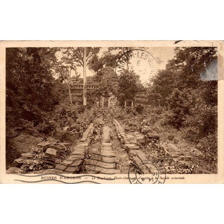 Carte postale ancienne du Baphuon à Angkor montrant le pont-chaussée d’accès à la façade orientale du temple khmer