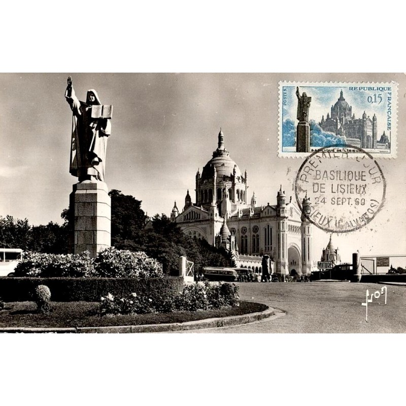 Carte postale ancienne de Lisieux avec Sainte Thérèse et la basilique via sculpture de Robert Coin