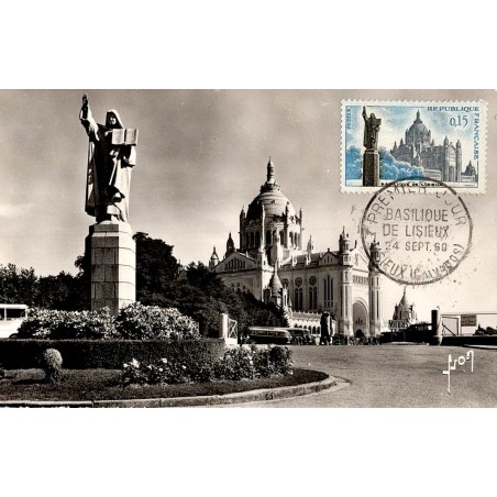 Carte postale ancienne de Lisieux avec Sainte Thérèse et la basilique via sculpture de Robert Coin