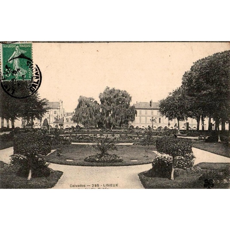 Carte postale ancienne du Jardin Public à Lisieux Calvados avec allées ombragées