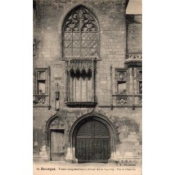 Carte postale ancienne du détail de la façade et de la porte d’entrée du palais Jacques-Cœur à Bourges