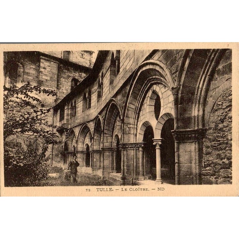 Carte postale ancienne du cloître de Notre-Dame à Tulle avec arcades historiques
