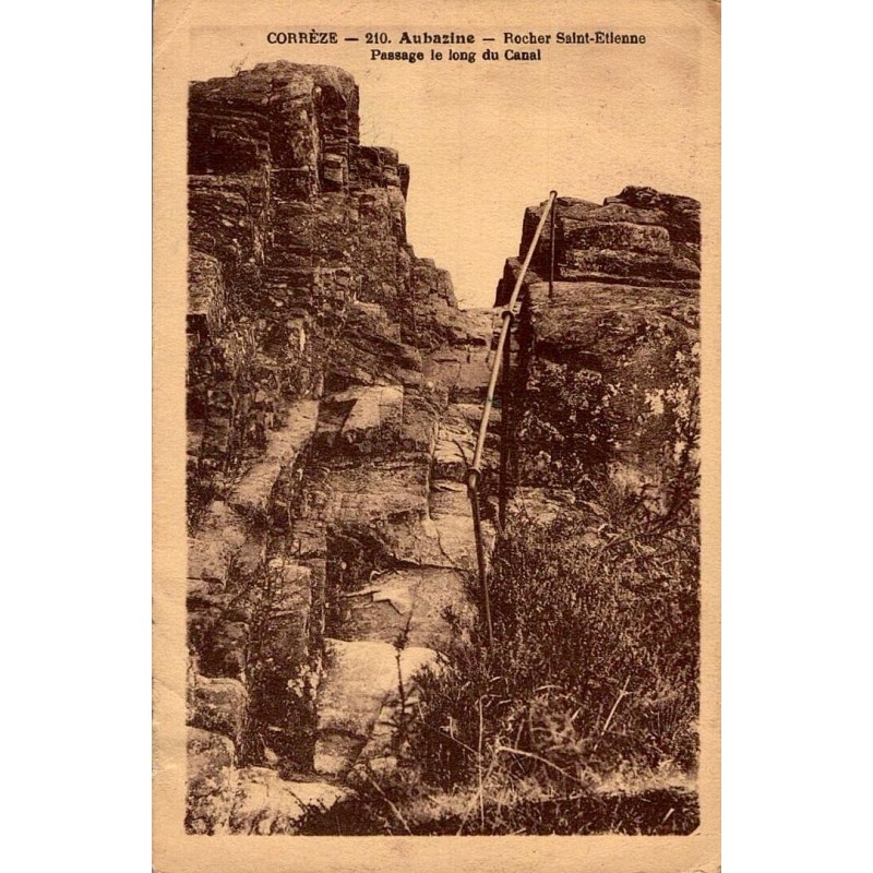 Carte postale ancienne du rocher Saint-Étienne et du passage le long du canal à Aubazine Corrèze