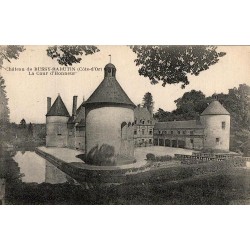 Carte postale ancienne de la cour d’honneur du Château de Bussy-Rabutin en Côte-d’Or
