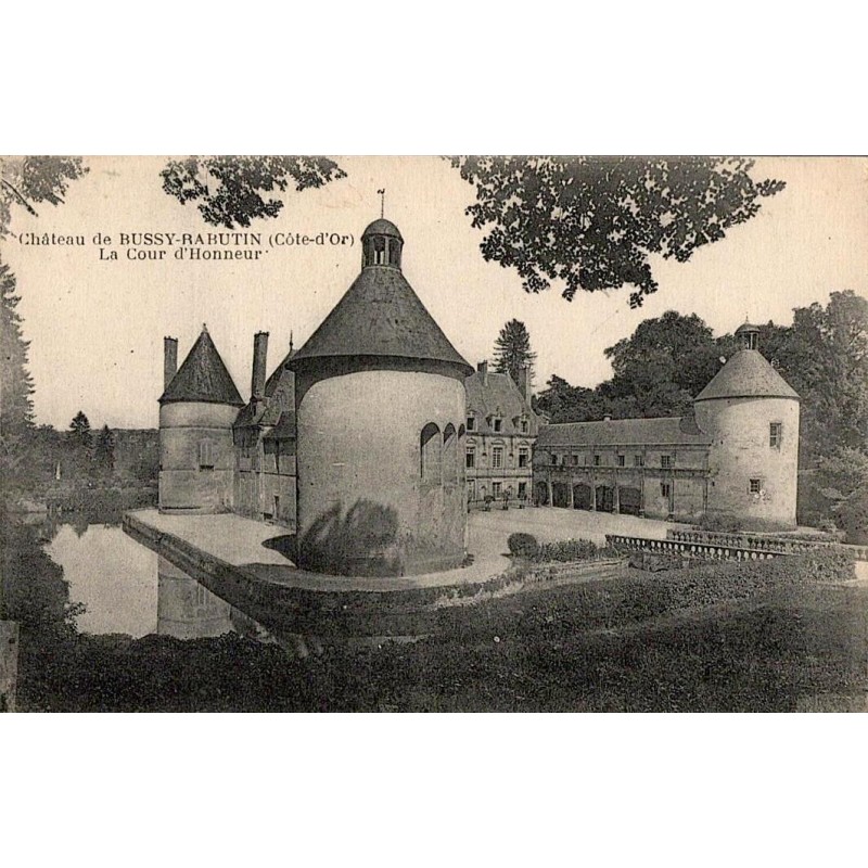 Carte postale ancienne de la cour d’honneur du Château de Bussy-Rabutin en Côte-d’Or