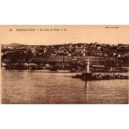 Carte postale ancienne Mostaganem Un Coin du Port Algérie CPA LL série 92