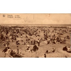 Carte postale ancienne d'Ostende représentant la plage animée avec ses cabines de bain durant la Belle Époque.