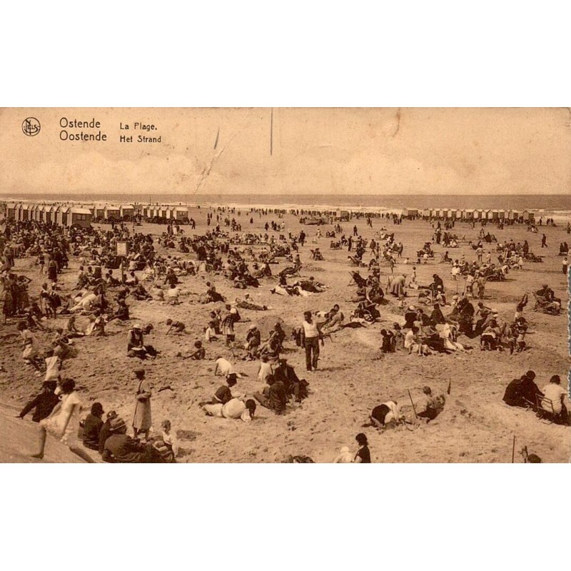 Carte postale ancienne d'Ostende représentant la plage animée avec ses cabines de bain durant la Belle Époque.