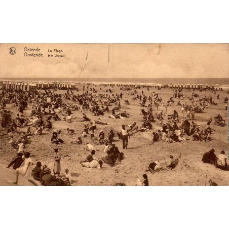 Carte postale ancienne d'Ostende représentant la plage animée avec ses cabines de bain durant la Belle Époque.