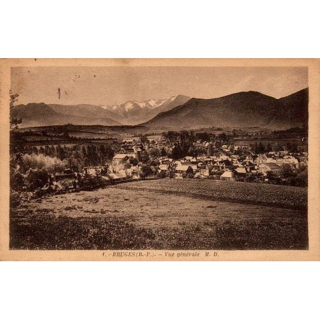 CPA circulée en 1938 représentant une vue générale de Bruges dans les Hautes-Pyrénées avec la chaîne des Pyrénées.