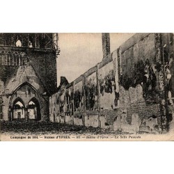Carte postale ancienne des ruines des Halles d'Ypres montrant la Salle Pauwels après les destructions de la campagne de 1914.
