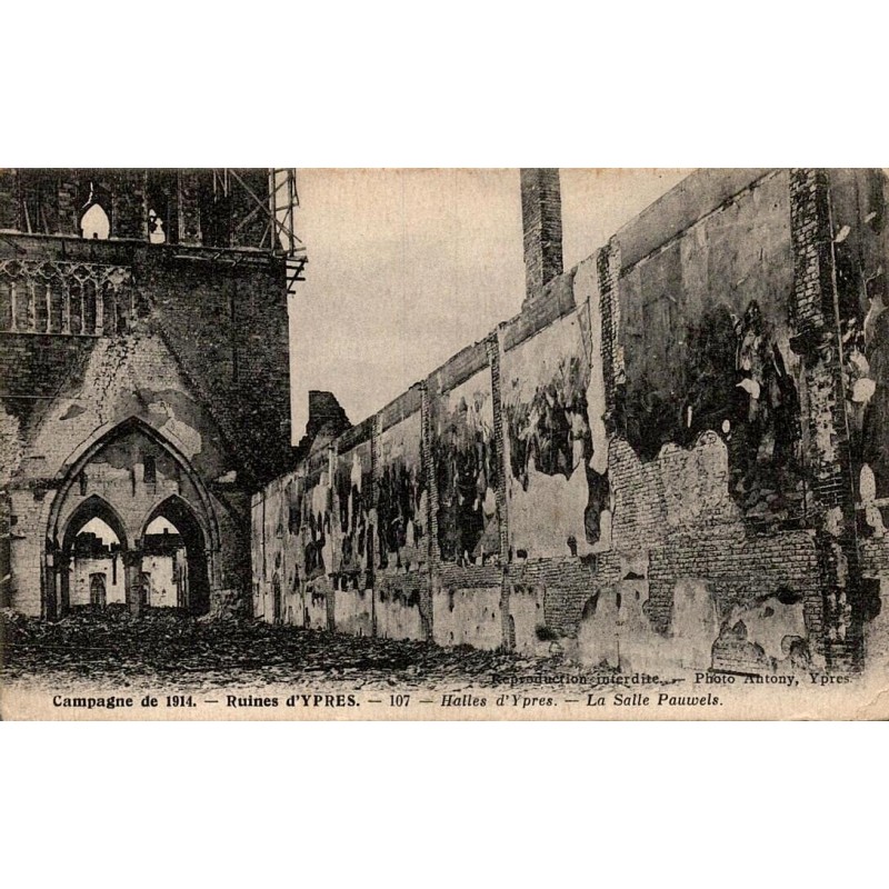 Carte postale ancienne des ruines des Halles d'Ypres montrant la Salle Pauwels après les destructions de la campagne de 1914.