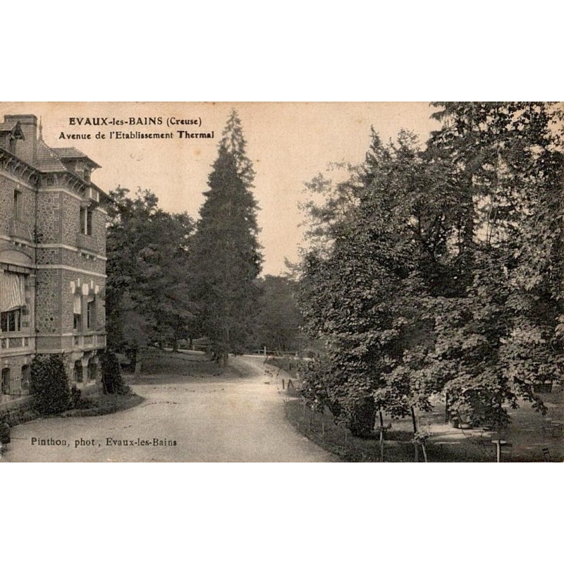 Carte postale ancienne de l’avenue de l’établissement thermal à Évaux-les-Bains Creuse
