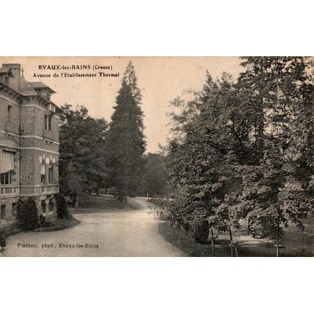 Carte postale ancienne de l’avenue de l’établissement thermal à Évaux-les-Bains Creuse