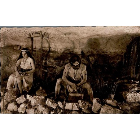 Carte postale ancienne Musée de la Maison Forte de Réignac Tursac Néolithiques industrie