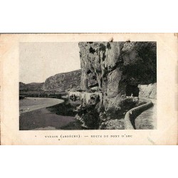 Carte postale ancienne de la route du Pont d’Arc à Vallon-Pont-d’Arc Ardèche paysages naturels