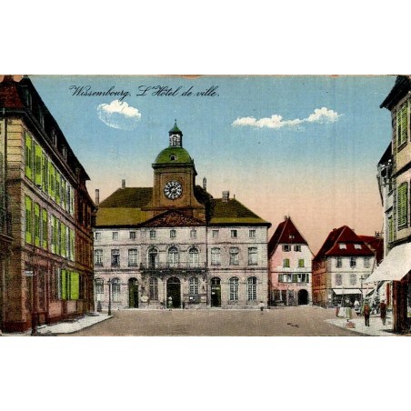 Carte postale ancienne CPA de Wissembourg représentant l'Hôtel de Ville sur la place centrale en Alsace