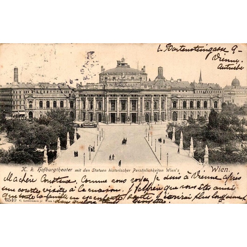 Carte postale ancienne CPA du Hofburgtheater de Vienne en Autriche avec la façade du théâtre impérial et les statues historiques