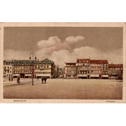 Carte postale ancienne de Saarlouis montrant la Marktplatz avec ses commerces et la place du marché en Allemagne.