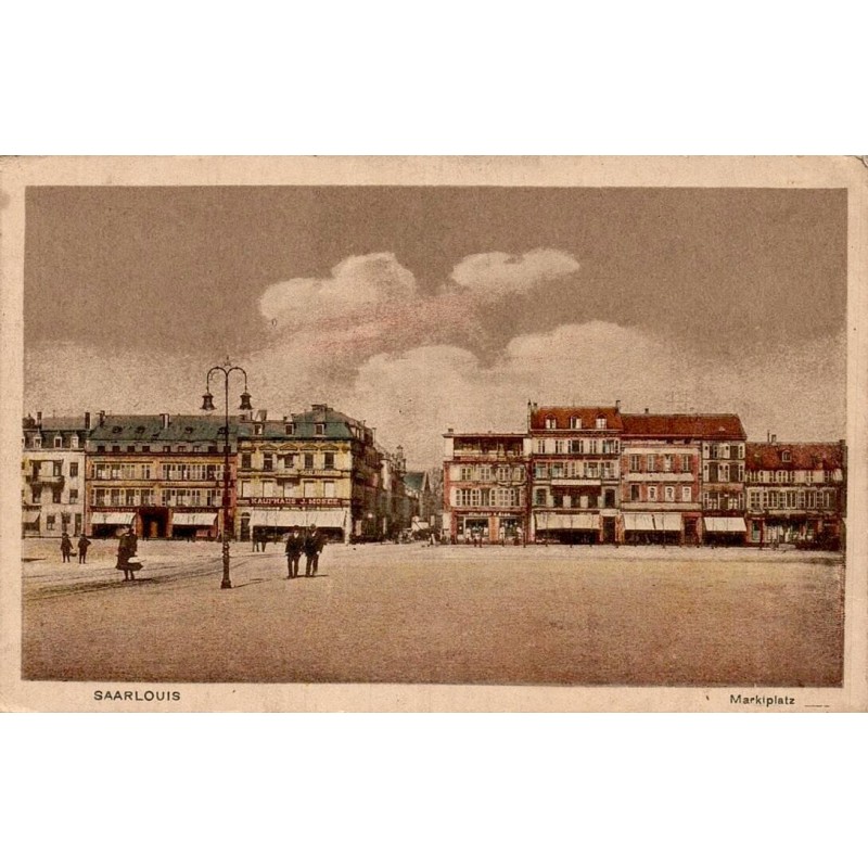 Carte postale ancienne de Saarlouis montrant la Marktplatz avec ses commerces et la place du marché en Allemagne.