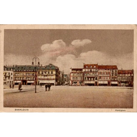 Carte postale ancienne de Saarlouis montrant la Marktplatz avec ses commerces et la place du marché en Allemagne.