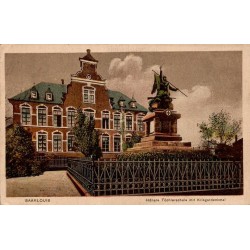 Carte postale ancienne de Saarlouis montrant la Höhere Töchterschule et le monument aux morts Kriegerdenkmal en Allemagne.