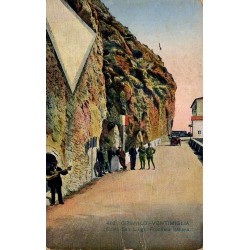 Carte postale ancienne de Grimaldi-Ventimiglia montrant Fonti San Luigi à la frontière italienne avec personnages et automobile.