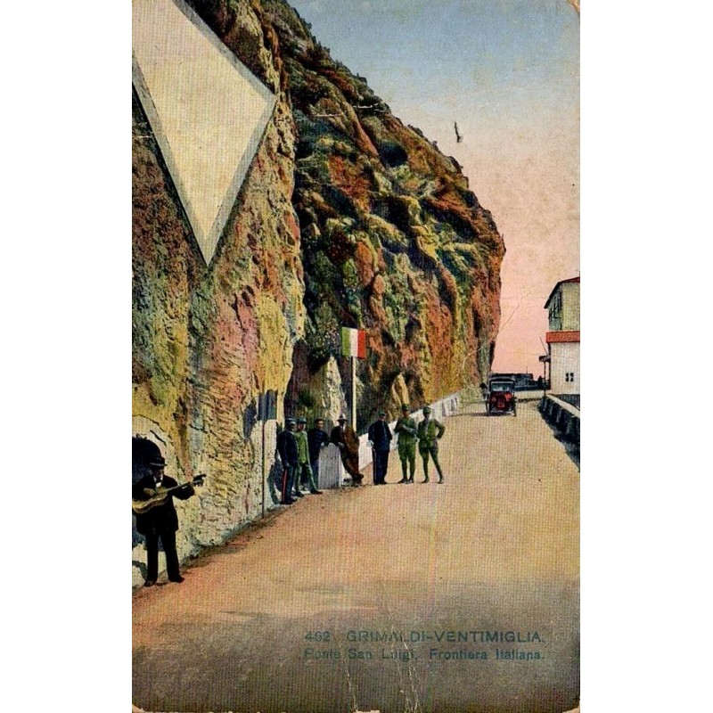 Carte postale ancienne de Grimaldi-Ventimiglia montrant Fonti San Luigi à la frontière italienne avec personnages et automobile.