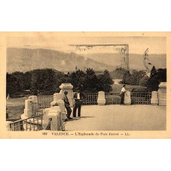 Carte postale ancienne de l’Esplanade du Parc Jouvet à Valence avec allées ombragées