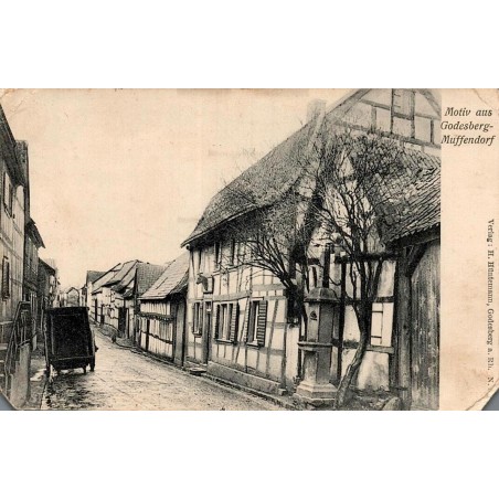 Carte postale ancienne de Godesberg-Muffendorf montrant une rue bordée de maisons à colombages avec puits et charrette.