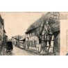 Carte postale ancienne de Godesberg-Muffendorf montrant une rue bordée de maisons à colombages avec puits et charrette.