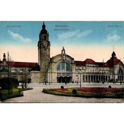 Carte postale ancienne de Wiesbaden montrant la gare principale Hauptbahnhof avec sa tour de l'horloge et sa façade monumentale.