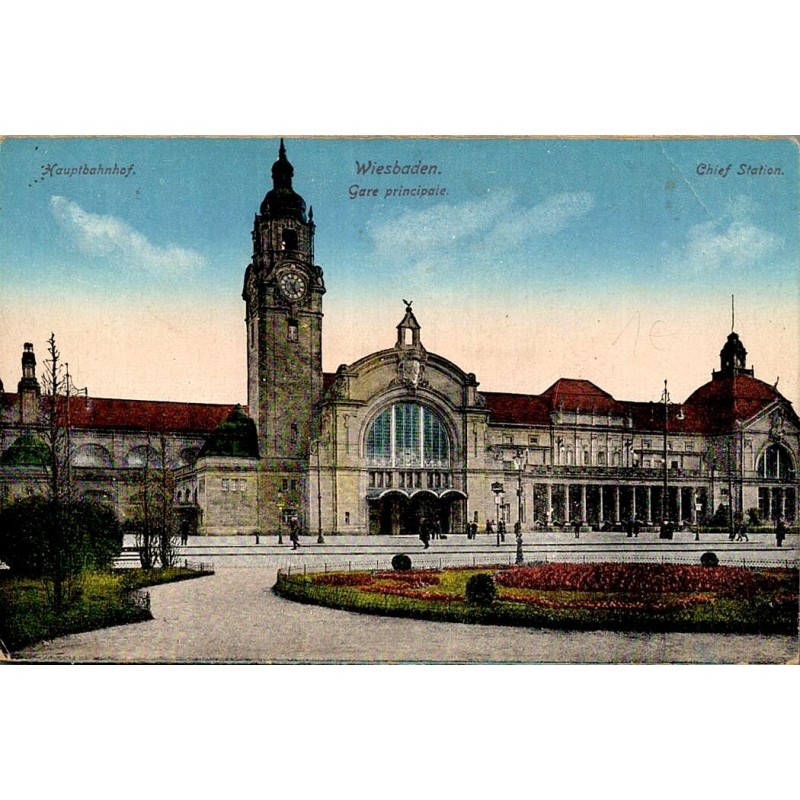 Carte postale ancienne de Wiesbaden montrant la gare principale Hauptbahnhof avec sa tour de l'horloge et sa façade monumentale.
