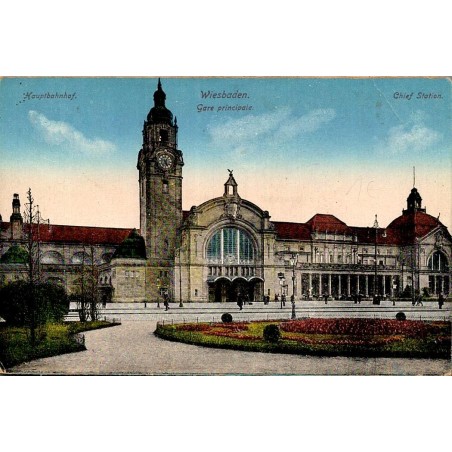 Carte postale ancienne de Wiesbaden montrant la gare principale Hauptbahnhof avec sa tour de l'horloge et sa façade monumentale.