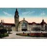 Carte postale ancienne de Wiesbaden montrant la gare principale Hauptbahnhof avec sa tour de l'horloge et sa façade monumentale.