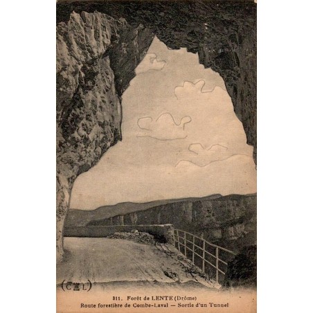 Carte postale ancienne de la route forestière de Combe Laval à la sortie d’un tunnel dans la Forêt de Lente Drôme