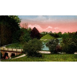 Carte postale ancienne de Cottbus-Branitz montrant le lac du parc paysager et la célèbre pyramide terrestre.