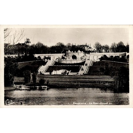 Carte postale ancienne du Parc Jouvet à Valence avec allées et espaces verts
