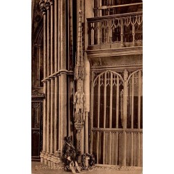 Carte postale ancienne de la cathédrale de Winchester montrant la statue de Jeanne d'Arc dans le chœur gothique.