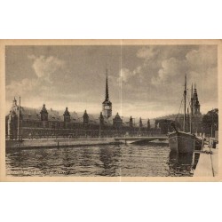Carte postale ancienne de Copenhague représentant la Bourse Børsen au bord du canal avec des voiliers.