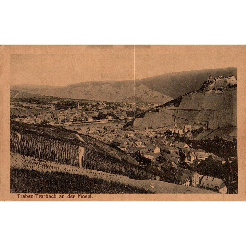 Carte postale ancienne de Traben-Trarbach montrant la vallée de la Moselle, les vignobles et la ville historique.